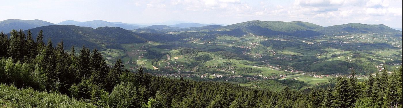 Panorama z polanki paralotniarzy na Ciecieniu — widok ze szczytowych partii góry na okoliczne pasma Beskidu Wyspowego, maj.