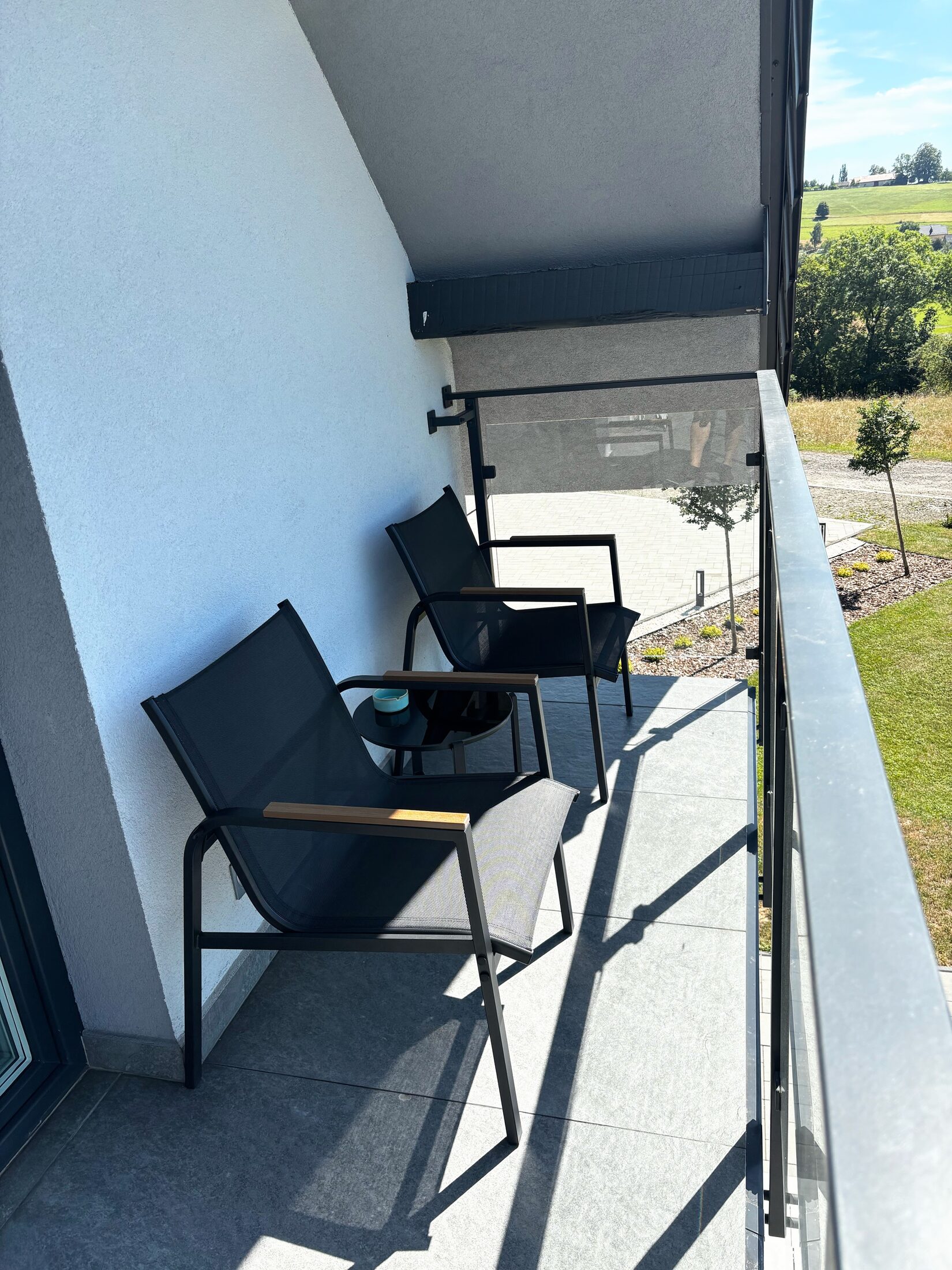 Wachata - balkon z fotelami i widokiem na okolicę