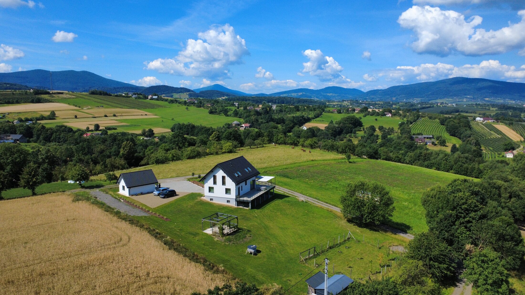 Wachata - dom i działka z lotu ptaka, panorama Beskidu Wyspowego po horyzont