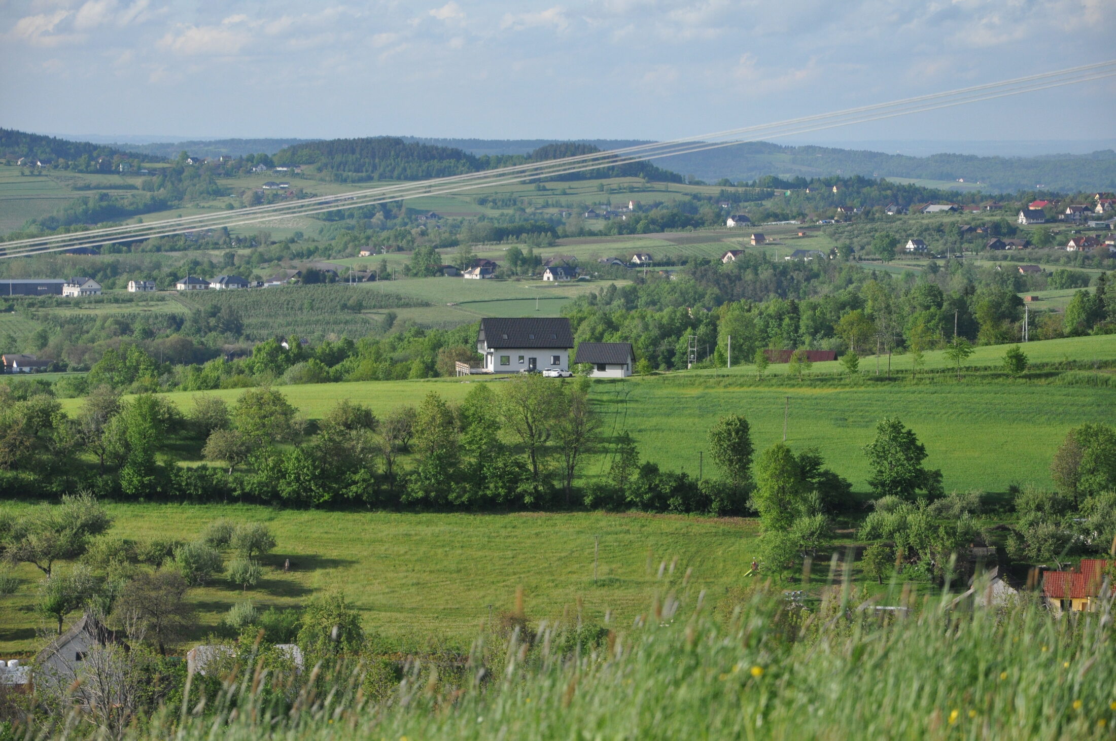 Wachata - dom na tle panoramy Beskidu Wyspowego